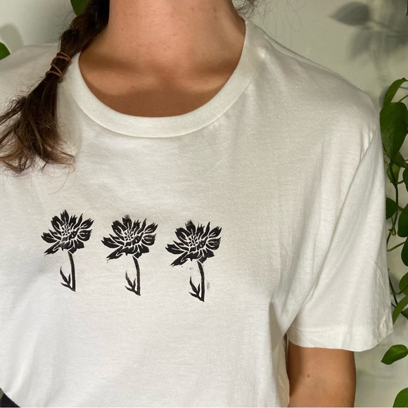 🌹 SOLD 🌹 Cosmos 🌿 printed Bella + Canvas t-shirt - Picture 6 of 8